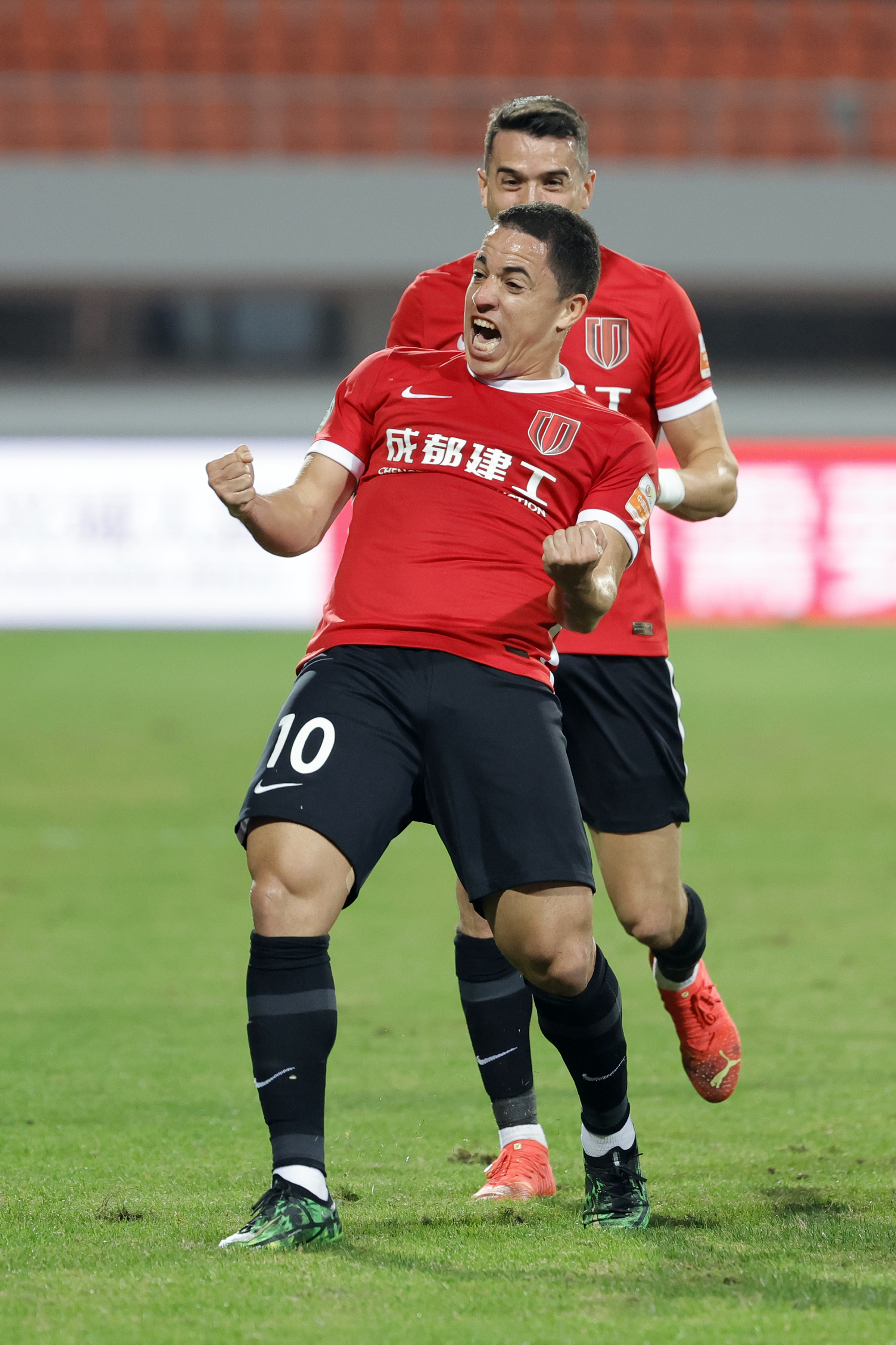 成都蓉城迎欧超杯关键赛;今夜更衣室发声;管理层满意;赛程密集仍需轮换 成都蓉城迎欧超杯关键赛;今夜更衣室发声;管理层满意;赛程密集仍需轮换